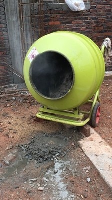 家用小型水泥搅拌机使用现场--49彩票--小型搅拌机
