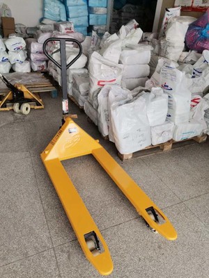 手动地牛叉车搬运吊装带原料作业现场--49彩票--手动叉车|液压堆高车|石材夹具|小型搅拌机 手动地牛叉车搬运吊装带原料作业现场--49彩票--手动叉车|液压堆高车|石材夹具|小型搅拌机